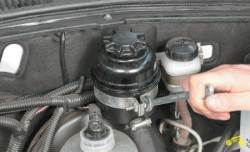 Замена бачка гидроусилителя рулевого управления Chevrolet Niva