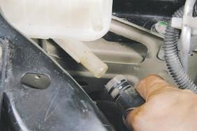Снимите жидкостный шланг на автомобиле Nissan Qashqai