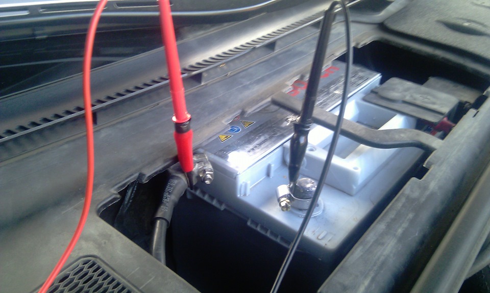 Подсоединение внешнего вольтметра к клеммам аккумуляторной батареи Audi A4 2