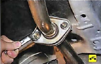 Снятие гайки крепления фланца трубы дополнительного глушителя к фланцу основного глушителя Nissan Almera Classic