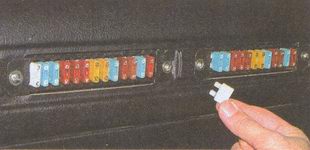 Предохранители в блоках расположены по порядку номеров слева-направо. Защищаемые предохранителями цепи указаны на обратной стороне крышки ГАЗ 31105 Волга