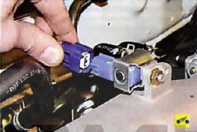 Отсоединение колодки от разъема клапана продувки адсорбера Nissan Almera Classic