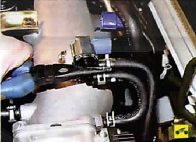 Сдвиг хомута крепления отводящего шланга адсорбера Nissan Almera Classic