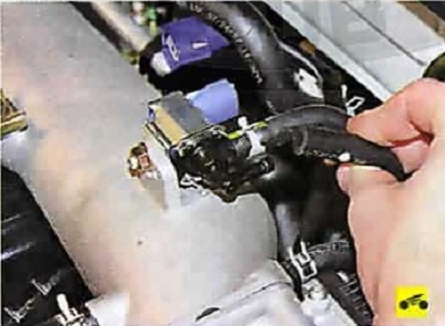 Отсоединение шланга от штуцера клапана адсорбера Nissan Almera Classic