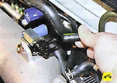 Отсоединение от штуцера клапана адсорбера подводящего шланга Nissan Almera Classic
