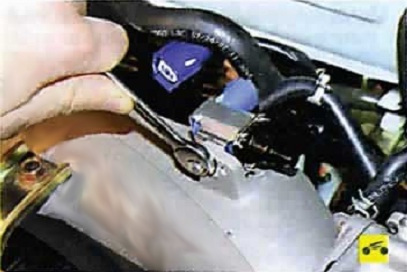 Снятие гайки крепления клапана адсорбера Nissan Almera Classic