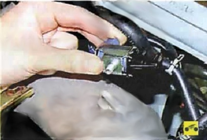 Снятие клапана адсорбера с кронштейна впускной трубы Nissan Almera Classic