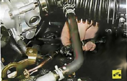 Отсоединение топливного шланга от штуцера топливной рампы Nissan Almera Classic