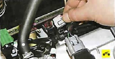 Отсоединение колодки от разъемов форсунок  Nissan Almera Classic