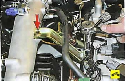 Болты крепления опорного кронштейна впускной трубы Nissan Almera Classic
