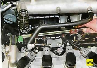 Снятие топливной рампы Nissan Almera Classic