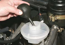 Резиновой грушей откачиваем жидкость из бачка Chevrolet Niva