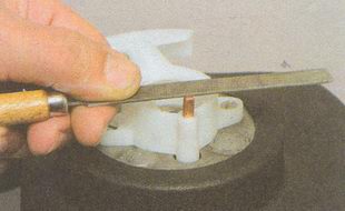 При необходимости контактное кольцо заменяем, сняв его вместе с держателем, а торец вывода зачищаем надфилем. ГАЗ 31105 Волга