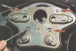 Плоской отверткой отворачиваем четыре винта крепления рамки выключателя звуковых сигналов к сильфону рулевого колеса ГАЗ 31105 Волга