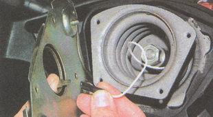 Отсоединяем от вывода выключателя звуковых сигналов наконечник провода ГАЗ 31105 Волга