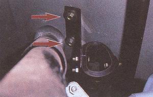 Головкой «на 12» отворачиваем два болта крепления кронштейна подвески глушителя к кузову автомобиля ГАЗ 31105 Волга