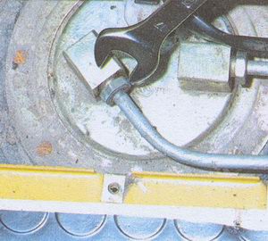 На автомобиле ГАЗ 31105 с погружным насосом ключом «на 17» отворачиваем штуцеры двух трубок топливопроводов ГАЗ 31105 Волга