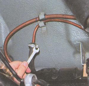 Ключом «на 8» ослабляем хомут шланга топливопровода слива топлива в бензобак ГАЗ 31105 Волга