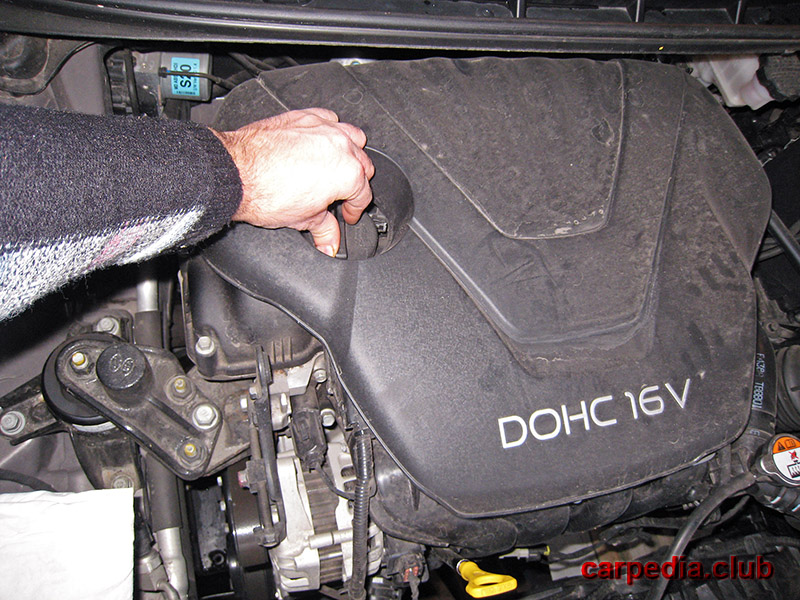 Открутить пробку маслозаливной горловины двигателя на автомобиле Hyundai Elantra J5 MD