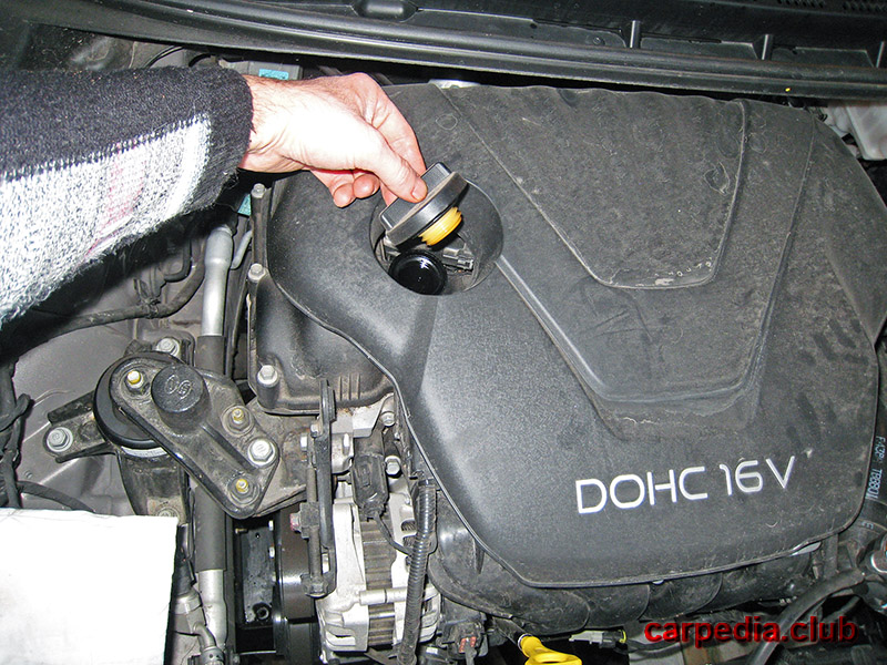 Открутить пробку маслозаливной горловины на автомобиле Hyundai Elantra J5 MD