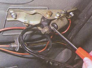 Вставляем шлицевую отвертку между поршнем регулятора и регулировочным болтом нагрузочной пружины ГАЗ 31105 Волга