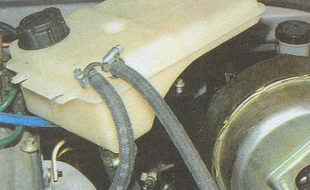 Отворачиваем болты крепления расширительного бачка системы охлаждения двигателя автомобиля Волга ГАЗ 31105 и отводим расширительный бачок в сторону, не отсоединяя от него шлангов и не сливая охлаждающую жидкость ГАЗ 31105 Волга