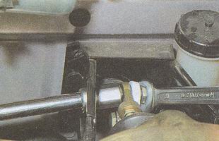 Ключом «на 17» отворачиваем гайку болта-оси, удерживая болт-ось от проворачивания головкой того же размера ГАЗ 31105 Волга