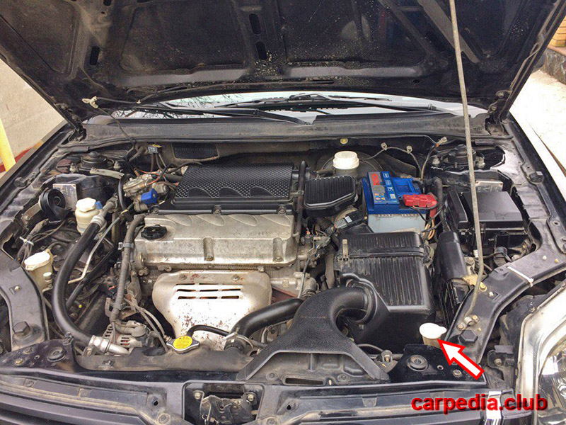 Расположение расширительного бачка охлаждающей жидкости на автомобиле Mitsubishi Galant IX