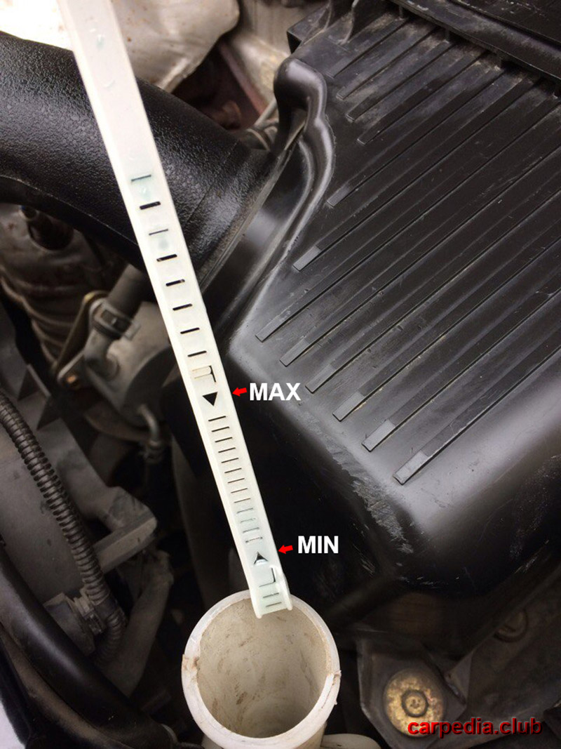 Расположение меток уровня охлаждающей жидкости на автомобиле Mitsubishi Galant IX