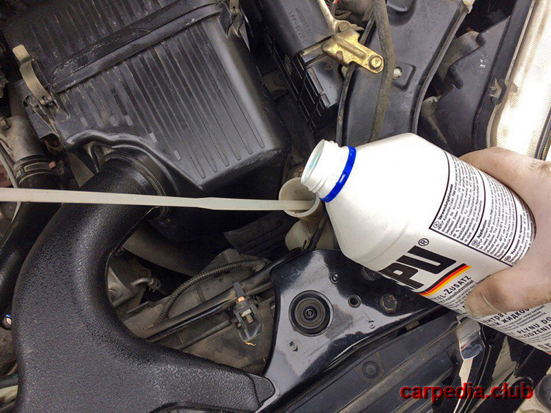 Долить охлаждающую жидкость на автомобиле Mitsubishi Galant IX