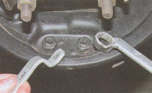 Накидным ключом «на 19» отворачиваем гайки двух опорных пальцев, удерживая пальцы специальным ключом «на 6» ГАЗ 31105 Волга
