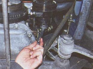 Ключом «на 17» отворачиваем штуцер нагнетательного шланга, и отсоединяем шланг от насоса гидроусилителя руля ГАЗ 31105 Волга