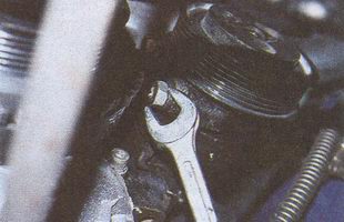 Ключом «на 17» отворачиваем два болта крепления насоса гидроусилителя к кронштейну, снимаем насос гидроусилителя руля ГАЗ 31105 Волга