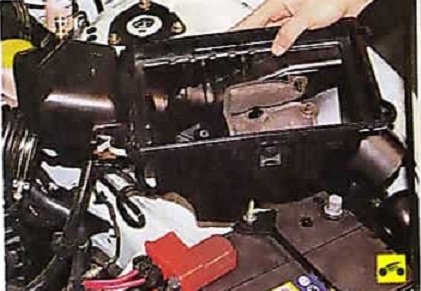 Снятие корпус воздушного фильтра с автомобиля Nissan Almera Classic