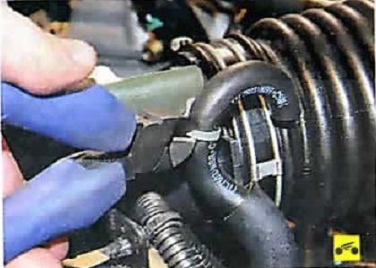Хомут крепления шланга сапуна коробки передач к кронштейну воздушного фильтра Nissan Almera Classic