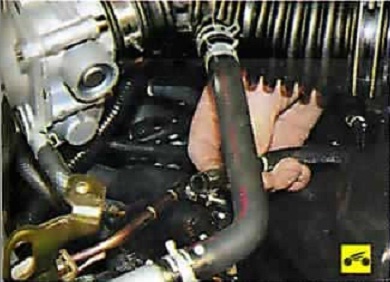 Отсоединение топливного шланга и штуцера топливной рампы Nissan Almera Classic