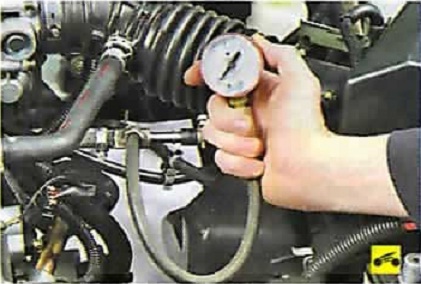 Подключение манометра к топливной рампе Nissan Almera Classic