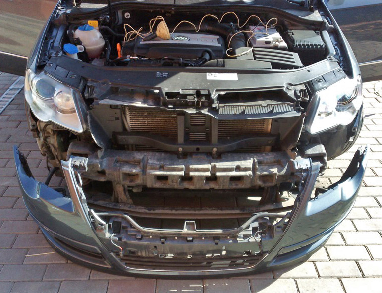 Снятая облицовка переднего бампера Volkswagen Passat B6 2005-2010