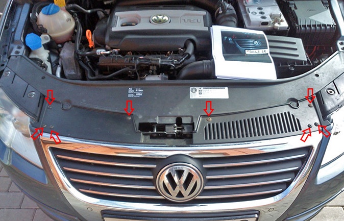 Расположение винтов крепления решетки радиатора Volkswagen Passat B6 2005-2010