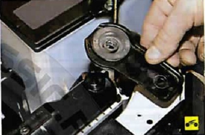 Снятие опор радиатора с автомобиля Nissan Almera Classic
