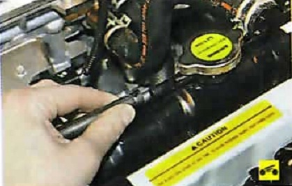 Снятие шланга со штуцера наливной горловины радиатора Nissan Almera Classic