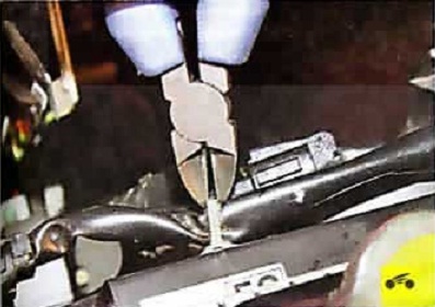 Перекусывание хомутов крепления жгута проводов к кожуху электровентиляторов Nissan Almera Classic