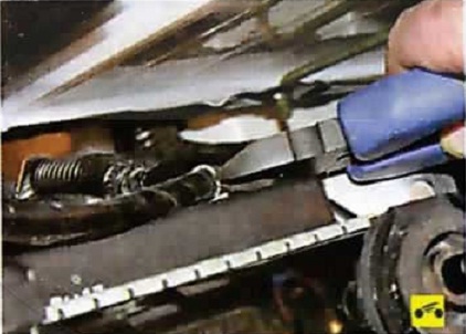 Перекусывание хомутов крепления жгута проводов к кожуху электровентиляторов Nissan Almera Classic