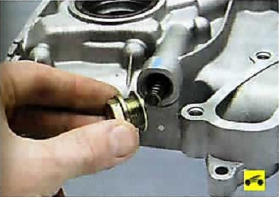 Снятие пробки редукционного клапана масляного насоса Nissan Almera Classic