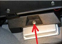 Размещение винта крышки предохранителей вентиляторов системы охлаждения Chevrolet Niva
