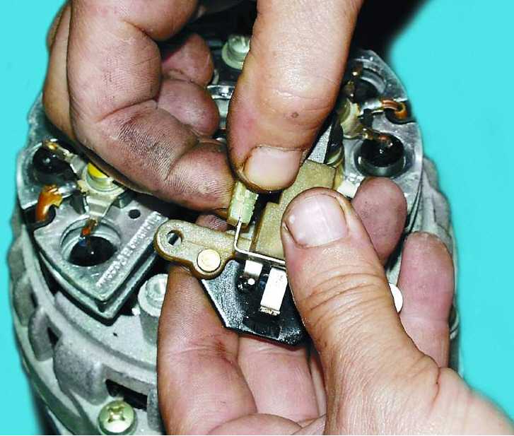 Отсоединение провода от клеммы регулятора напряжения генератора Chevrolet Niva