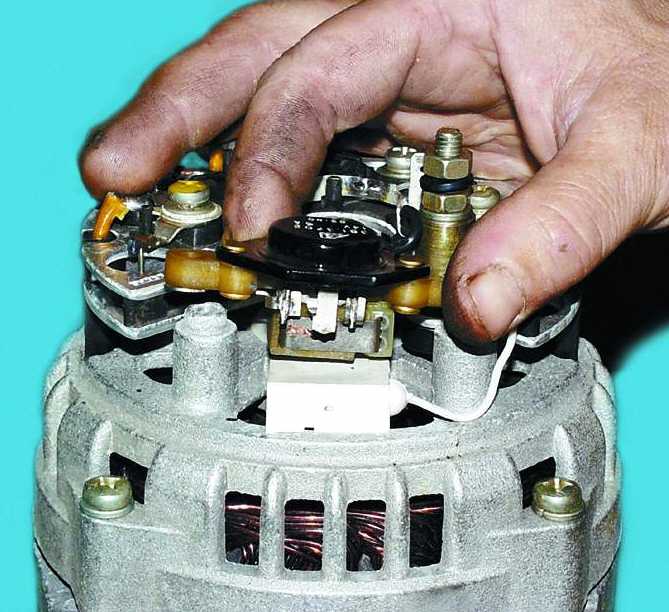 Снятие регулятора напряжения с щеткодержателем из генератора Chevrolet Niva