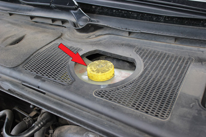 Расположение расширительного бачка тормозной жидкости Audi A4 2 (B6)
