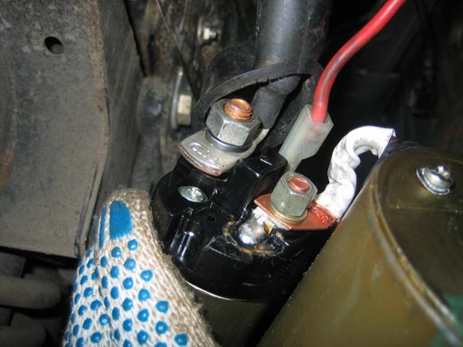 Размещение крепления колодки проводов к клемме тягового реле стартера Chevrolet Niva