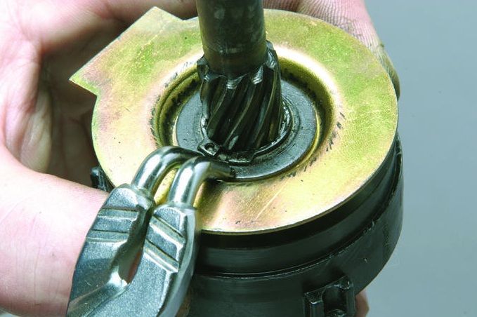Разжатие щипцами стопорного кольца шестерни привода стартера Chevrolet Niva